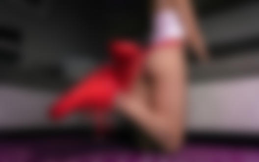 Обои на рабочий стол Модель Violet Summers в красных кроссовках стоит на коленках у кровати