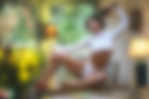 Обои для рабочего стола Девушка Eliza Rose в трусиках и приподнятой футболке сидит на столе. Фотограф Simon Morton