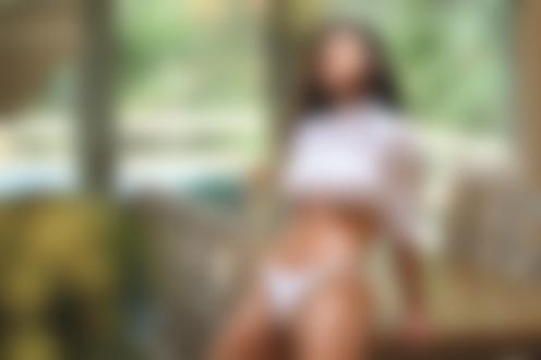 Обои на рабочий стол Девушка Eliza Rose в трусиках и приподнятой футболке стоит у стола. Фотограф Simon Morton