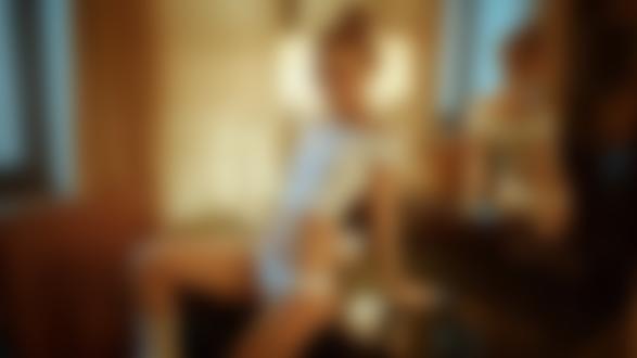 Обои для рабочего стола Модель Вика в топе и трусиках сидит на столике у зеркала, фотограф Georgy Chernyadyev