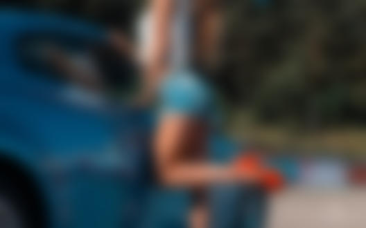Обои на рабочий стол Девушка в джинсовых шортах позирует у авто, фотограф Андрей Крамар