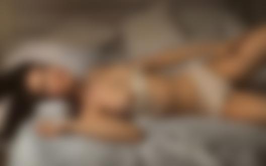Обои для рабочего стола Девушка в нижнем белье лежит на кровати, фотограф Михаил Герасимов