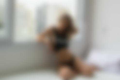 Обои на рабочий стол Модель Vanessa Gutierrez / Ванесса Гутьеррес cидит у окна, фотограф Anderson Beauvalet