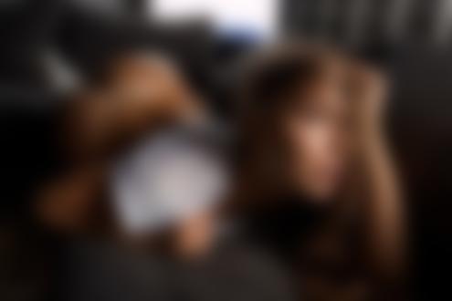 Обои на рабочий стол Модель Анна Грейс / Anna Grace лежит на диване, фотограф Ura Pechen