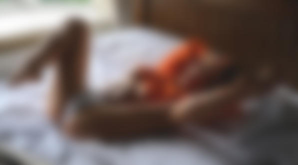 Обои на рабочий стол Модель Eliza Rose Watson позирует лежа на кровати, фотограф Simon Morton