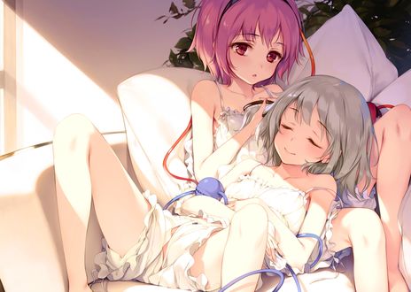Обои на рабочий стол Komeiji Satori / Сатори Комейдзи сидя на диване расчесывает волосы Komeiji Koishi / Койши Комейдзи, персонажи из серии компьютерных игр Touhou Project / «Проект «Восток»», art by ke-ta
