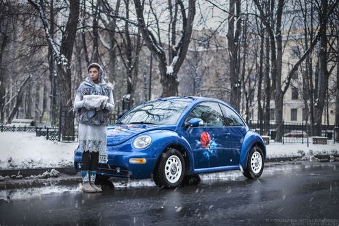 Обои на рабочий стол Девушка стоит у авто - фольксвагена на дороге
