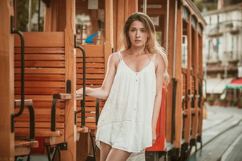 Обои на рабочий стол Девушка стоит у трамвая, by EIKONAS Photography