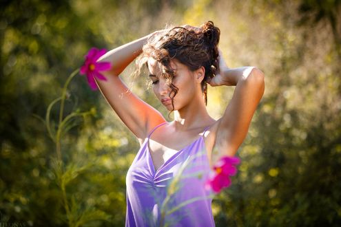 Обои на рабочий стол Девушка держит руки на голове, by EIKONAS Photography