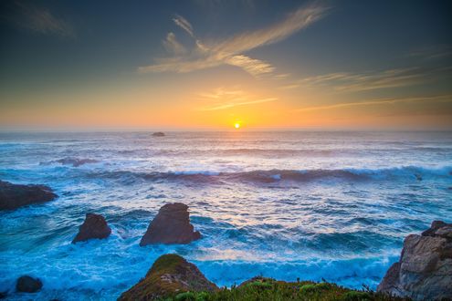 Обои на рабочий стол Закат в государственном парке Garrapata State Park, Big Sur / Гаррапата, Биг-Сур. Над водой пролетает чудесная ангельская облачная структура, фотограф Dezzouk