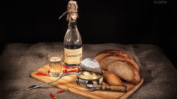 Обои на рабочий стол доска с самогоном и закуской