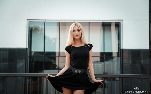 Обои на рабочий стол Девушка - блондинка Nastya Kisa в черном платье, фотограф Андрей Крамар