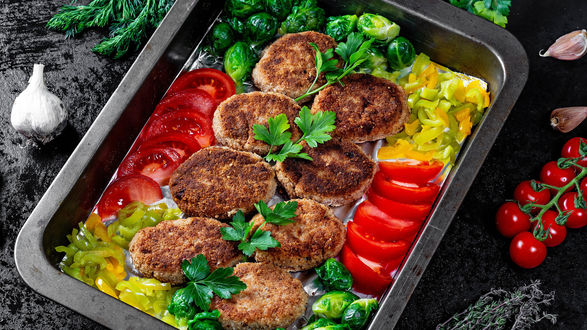 Обои на рабочий стол блюдо с котлетками и овощами