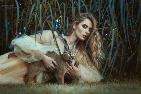 Обои на рабочий стол Модель Andrea Zаleskа / Андреа Залеска с каракалом лежит на земле, фотограф Marketa Novak
