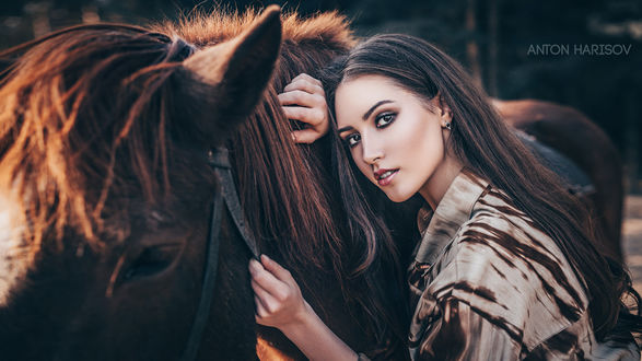 Обои на рабочий стол Девушка Maria / Мария стоит с лошадью, фотограф Харисов Антон