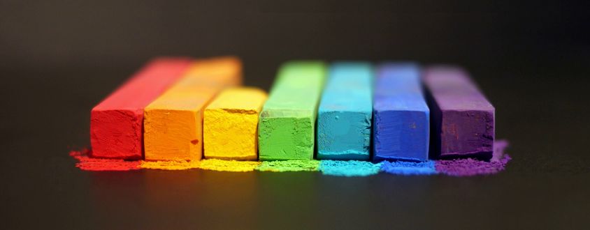 Обои на рабочий стол Мелки цвета радуги на темном фоне