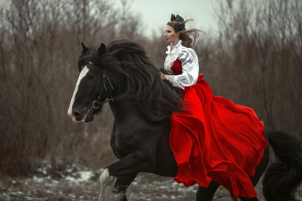 Обои на рабочий стол Девушка в длинном платье скачет на лошади Фотограф Анюта Онтикова обои