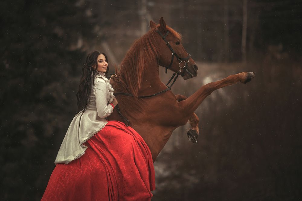 Обои для рабочего стола Девушка в длинном платье сидит на лошади. Фотограф Анюта Онтикова