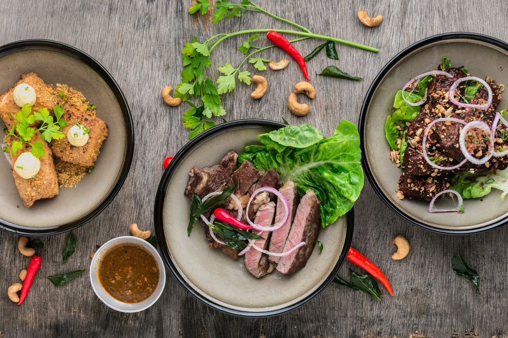 Обои для рабочего стола Тарелке с мясом, приготовленном по разному