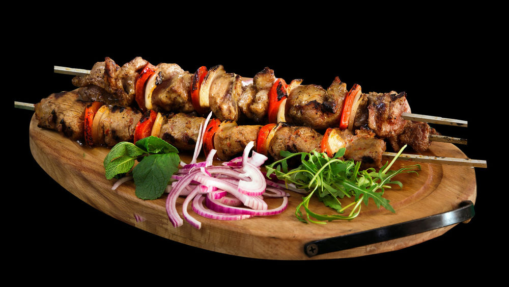 Обои для рабочего стола доска с сочными шашлыками и овощами