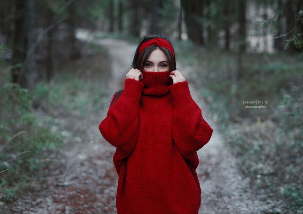 Обои для рабочего стола Девушка в красном свитере стоит на дорожке, фотограф Лямина Мария