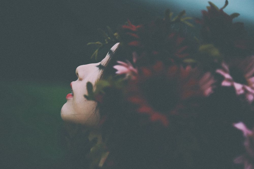 Обои для рабочего стола Девушка в венке, by Larm Rmah