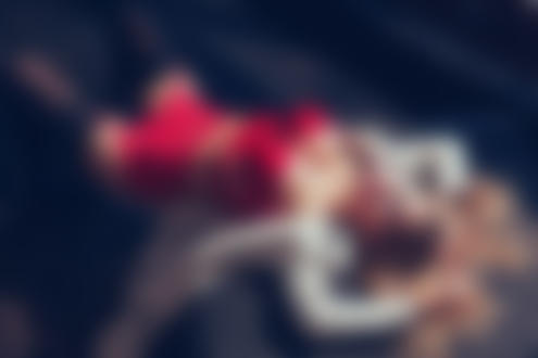 Обои для рабочего стола Девушка модель Trinity Telues позирует лежа в красном белье