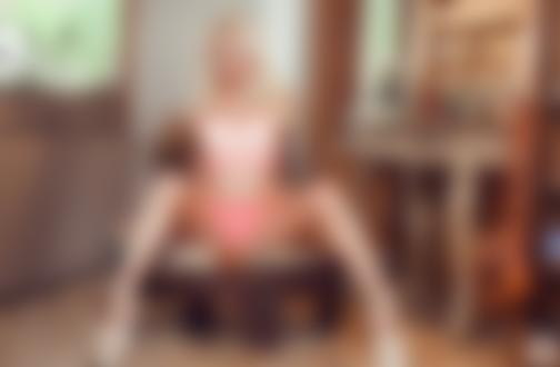 Обои для рабочего стола Американская фотомодель Sarah Rose Summers / Сара Роуз Саммерс в нижнем белье, сидит на пуфике