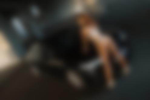 Обои для рабочего стола Модель Инга Сунагатуллина в нижнем белье позирует, стоя спиной к камере в гаражном помещении, положив руки на капот авто AUDI, фотограф Сергей Кант