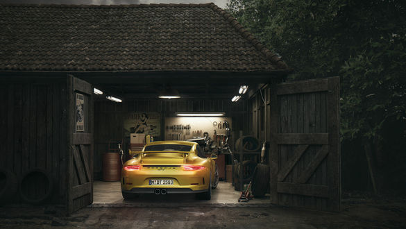 Обои на рабочий стол Золотистый Porsche 911 GT-3 в деревянном гараже, by Dmitriy Ten