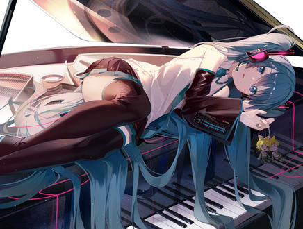 Обои на рабочий стол Vocaloid Miku Hatsune / Вокалоид Мику Хатсуне с длинными голубыми волосами лежит на пианино, by buri