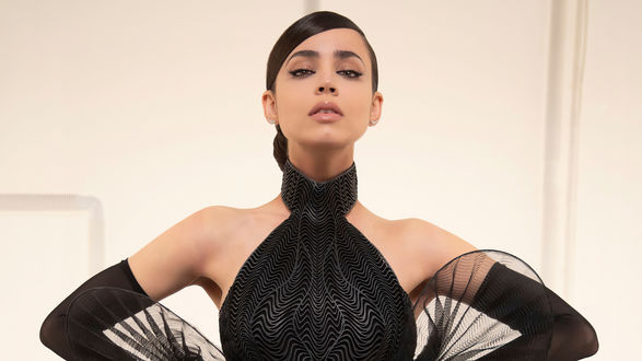 Обои на рабочий стол Американская актриса и певица Sofia Carson / София Карсон в черном платье