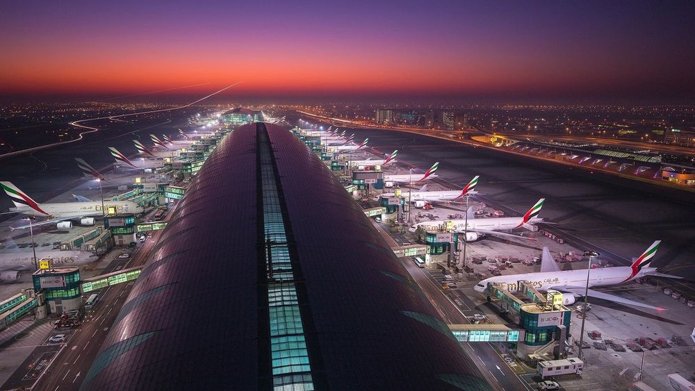 Обои для рабочего стола Аэропорт города Дубай в Объединенных Арабских Эмиратах в ночное время