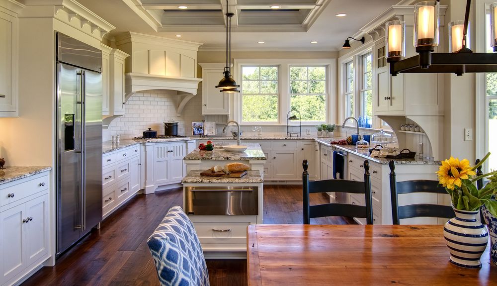 Обои для рабочего стола Просторная светлая столовая и кухня в загородном доме