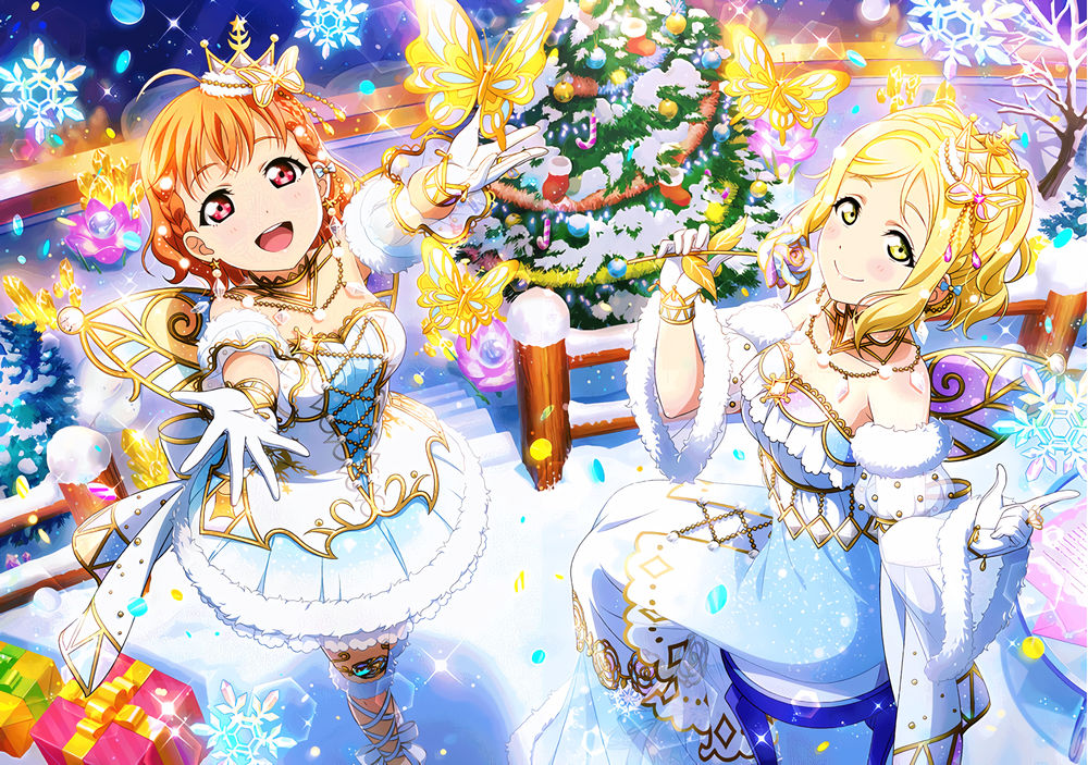 Обои для рабочего стола Takami Chika и Ohara Mari в костюмах принцесс веселятся у новогодней елки на улице, из аниме Love Live! / Живая Любовь