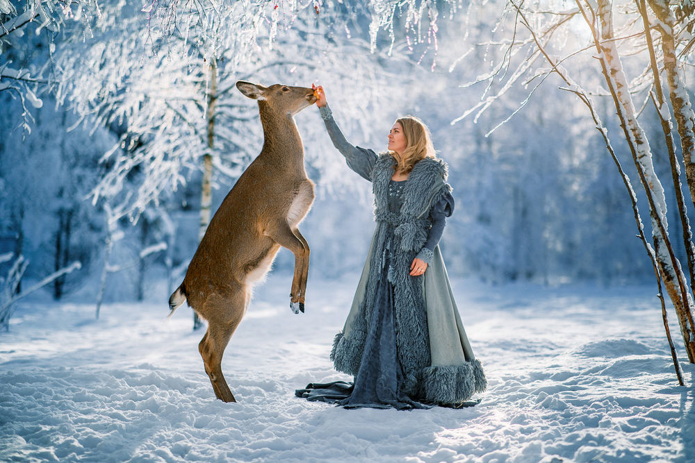 Обои для рабочего стола Девушка и косуля в зимнем лесу, фотограф Савенкова Александра