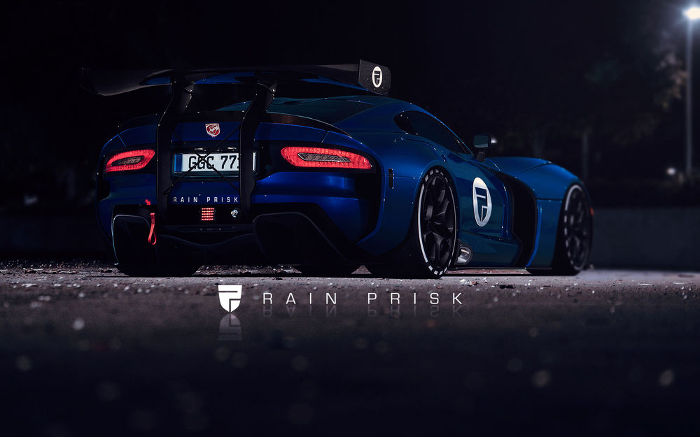 Обои для рабочего стола Синий Dodge Viper стоит на дороге ночью, by Rain Prisk