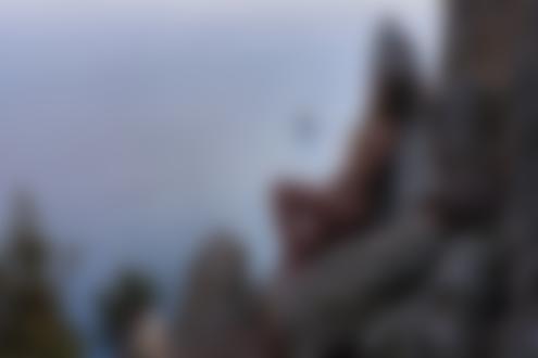 Обои на рабочий стол Обнаженная девушка на скале на фоне моря, фотограф Вьюшкин Игорь