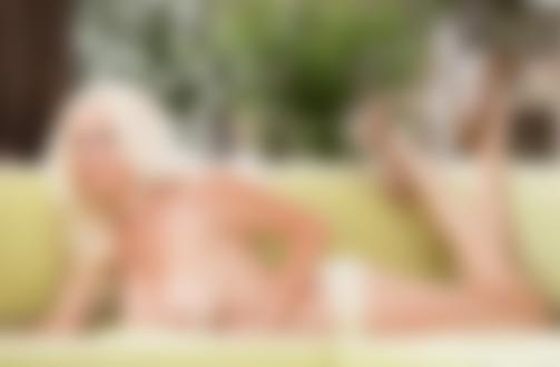 Обои на рабочий стол Американская фотомодель Sarah Rose Summers / Сара Роуз Саммерс позирует лежа на диване