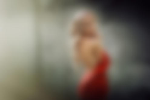 Обои на рабочий стол Девушка с оголенной спиной стоит вполоборота, фотограф Сергей Пилтник