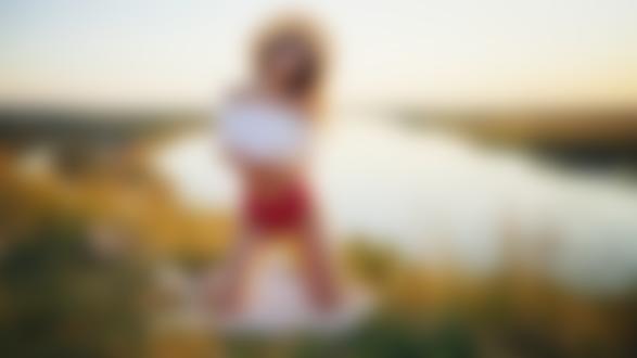 Обои для рабочего стола Модель Александра Чащина стоит на коленях, фотограф Сергей Жирнов