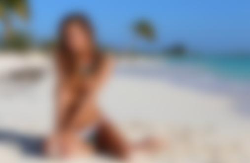 Обои для рабочего стола Российская модель Katya Clover / Катя Кловер (настоящее имя Екатерина Скаредина) сидит на пляже