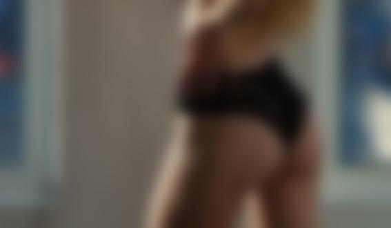 Обои для рабочего стола Модель Яна стоит у стены, фотограф Заварухин Александр