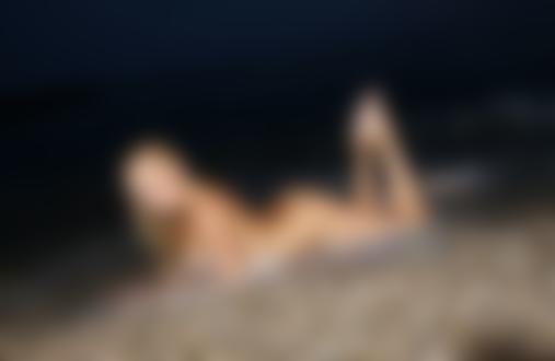 Обои на рабочий стол Обнаженная украинская эротическая фотомодель Liza B / Елизавета Воронина позирует лежа на побережье в ночное время суток
