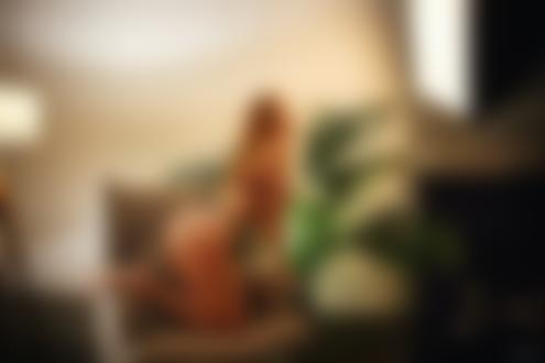 Обои для рабочего стола Модель Катерина стоит на коленках на кресле, фотограф Maksim Chuprin