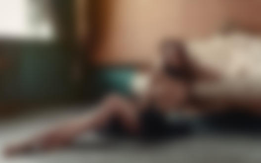Обои для рабочего стола Модель Margo Amp сидит на полу у дивана, фотограф Dmitry Bugaenko
