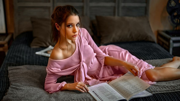 Обои на рабочий стол Девушка модель Ksenia Kokoreva читает журнал лежа на кровати, фотограф Andrey Metelkov