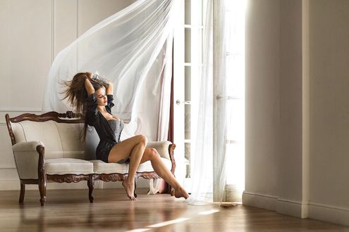 Обои на рабочий стол Модель Аня сидит на диване, фотограф Dmitry Belyaev