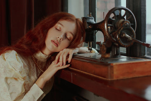 Обои на рабочий стол Модель Анни у швейной машинки. Фотограф Marie Dashkova