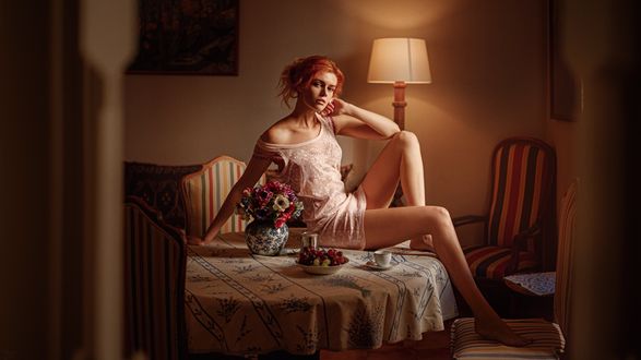 Обои на рабочий стол Модель Kate Ri сидит на столе, фотограф Georgy Chernyadyev